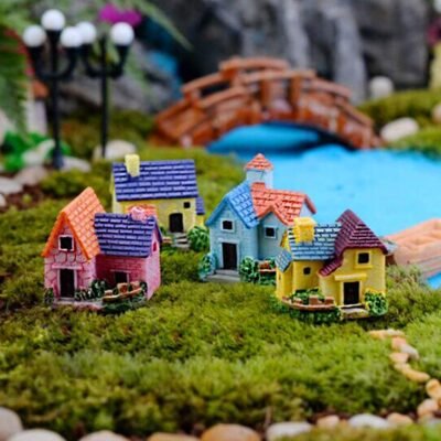 Pack of 4 Miniature Toy Huts/Houses/Cottages for Dollhouse Decor