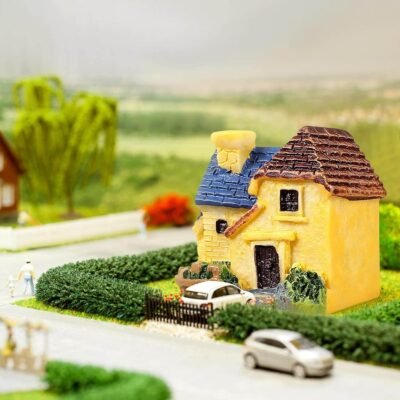 Pack of 4 Miniature Toy Huts/Houses/Cottages for Dollhouse Decor