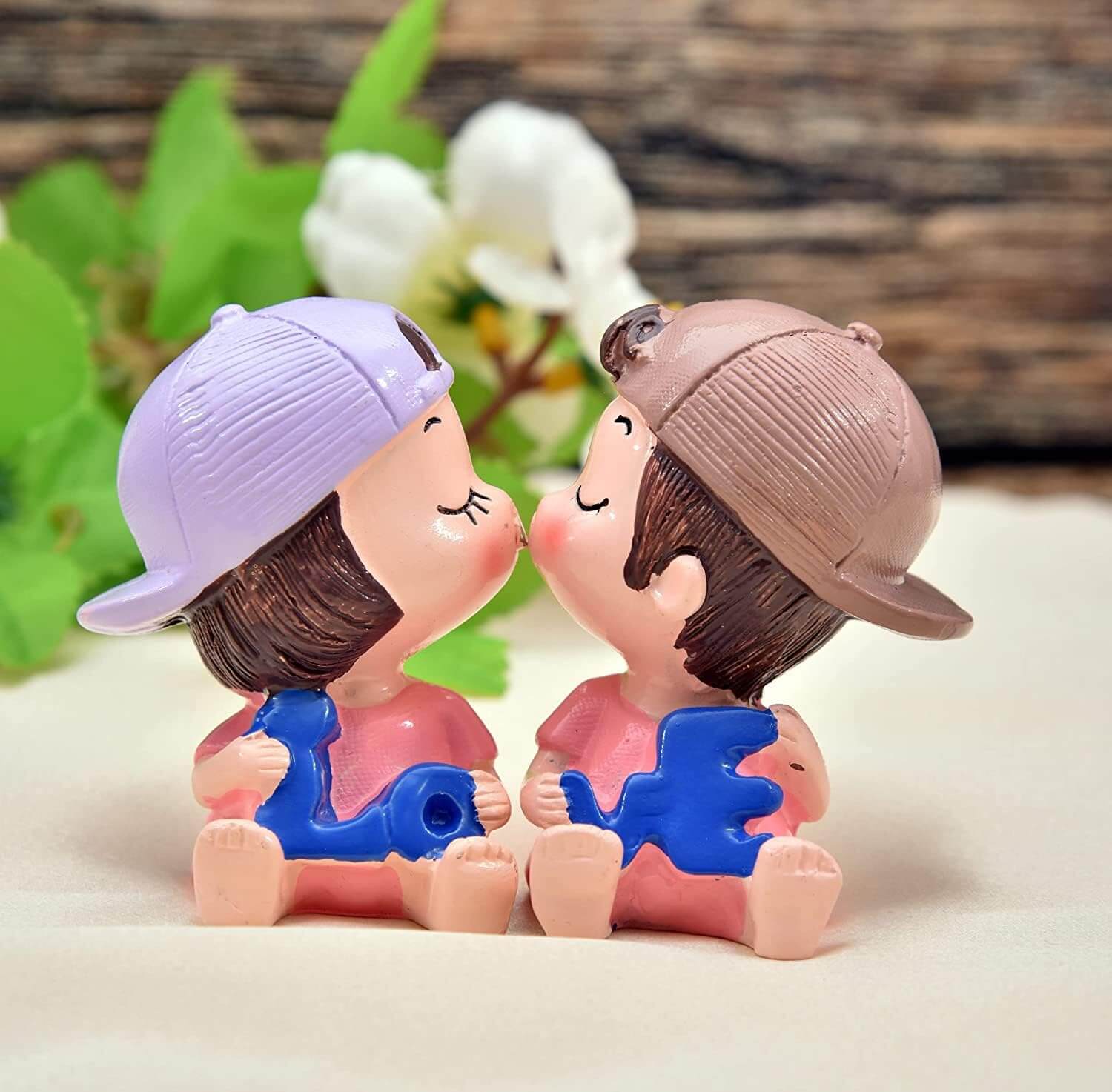 Cute Sitting Couple Kissing Couple Dolls Showpieces