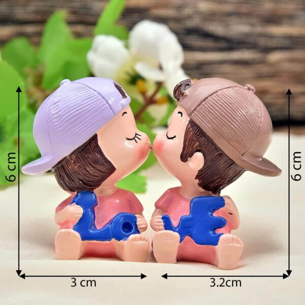 Cute Sitting Couple Kissing Couple Dolls Showpieces