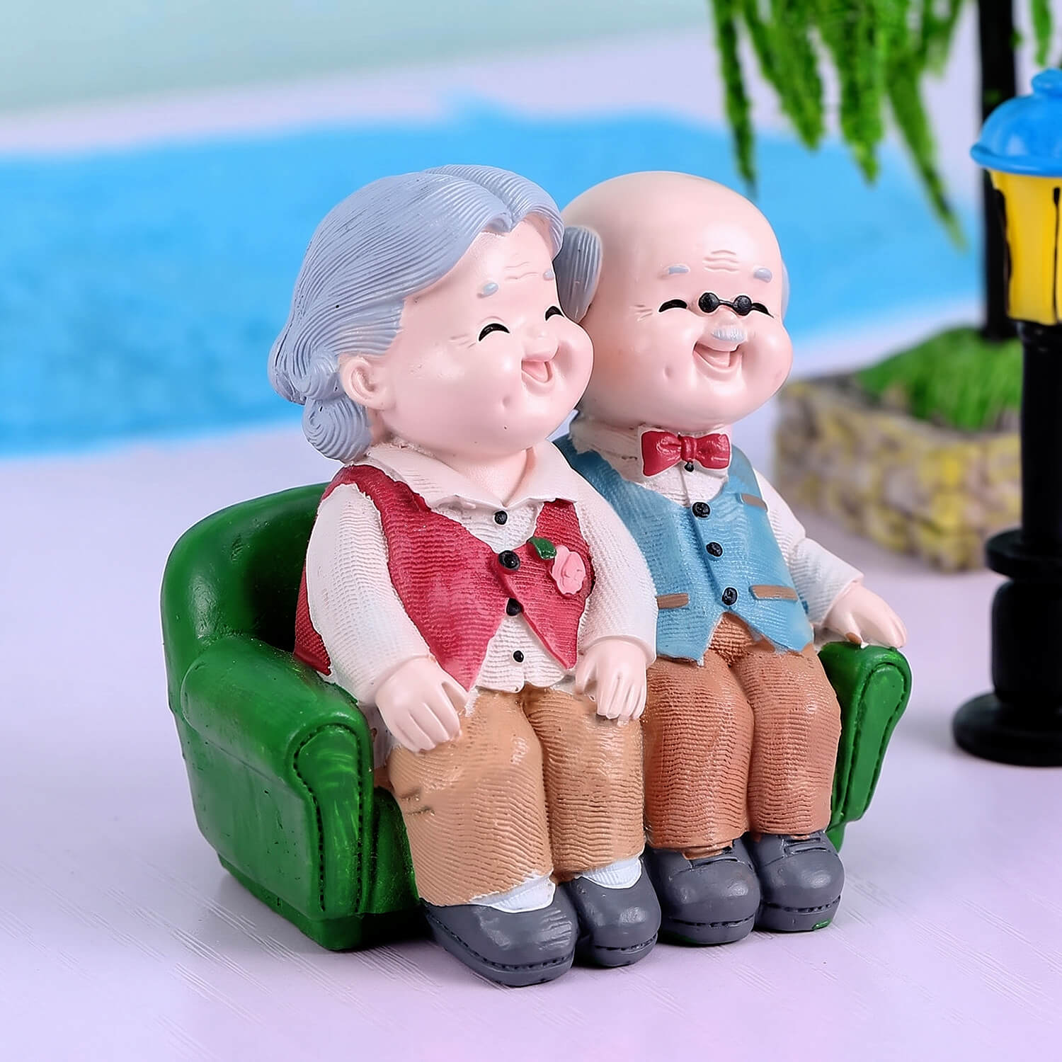 ascension Cute Romantic Old Couple Figurine Resin Grandparents Statue with Love Showpiece Romantic Decorative Item for Anniversary Retirement Birthday Gift Valentines Day Home & Office Decoration - Image 2